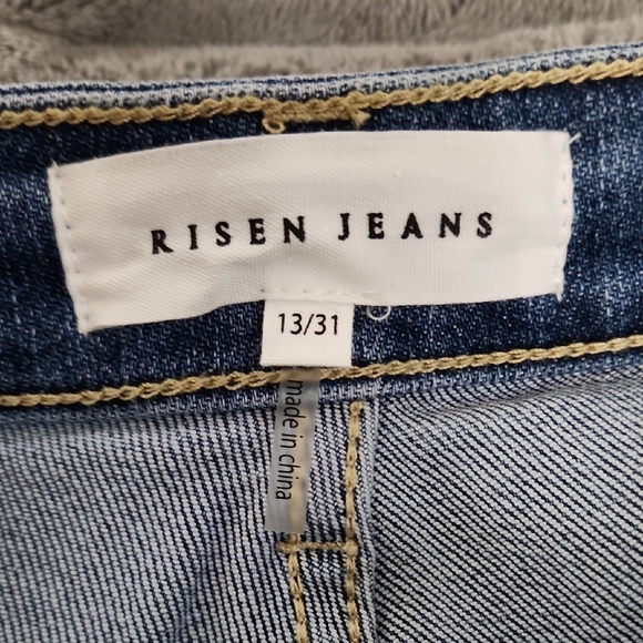 Risen High-waist Capri Jeans - Picture 2 of 9